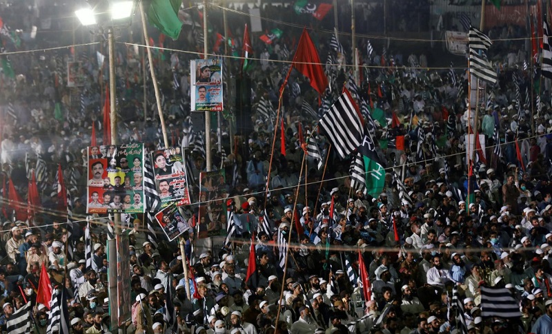 تظاهرات در پاکستان/ ده‌ها هزار نفر خواستار استعفای نخست‌وزیر