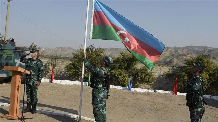 اهتزار پرچم آذربایجان در پاسگاه‌های آزاد شده در مرز با ایران (+عکس)