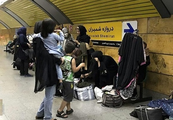 دیوار کوتاه زنان دستفروش متروی تهران/ مجبوریم به دل خطر بزنیم