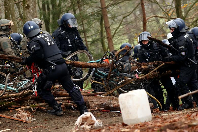 معترضان به ساخت بزرگراه در میان جنگل&zwnj;های آلمان (+عکس)