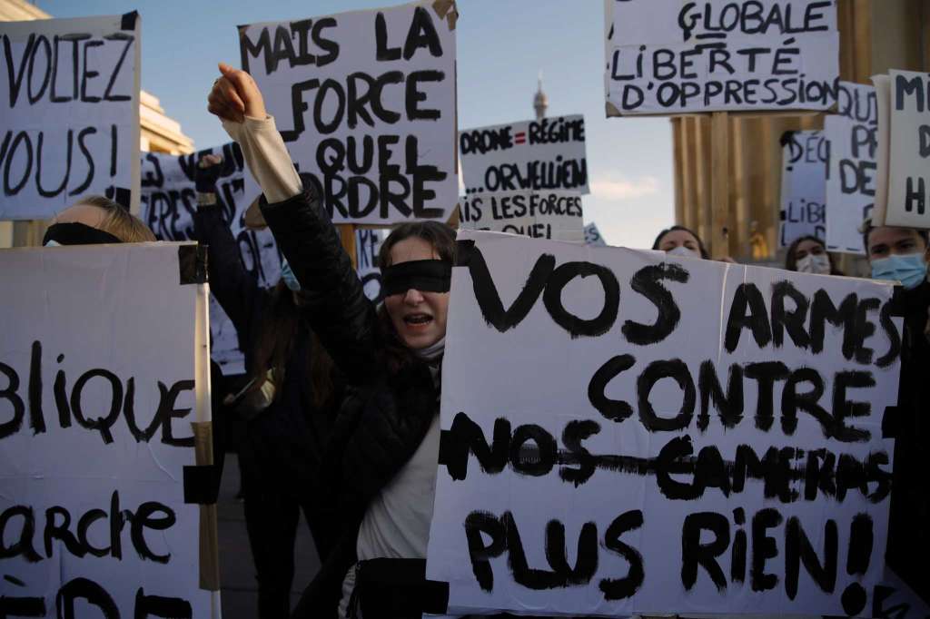 تظاهرات فرانسه سر قانون جدید/ نمایش تصاویر ماموران پلیس جرم است