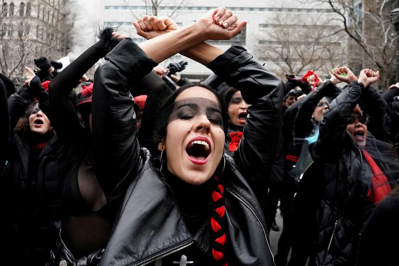 تظاهرات زنان علیه دادگاه هاروی واین اشتاین در منهتن