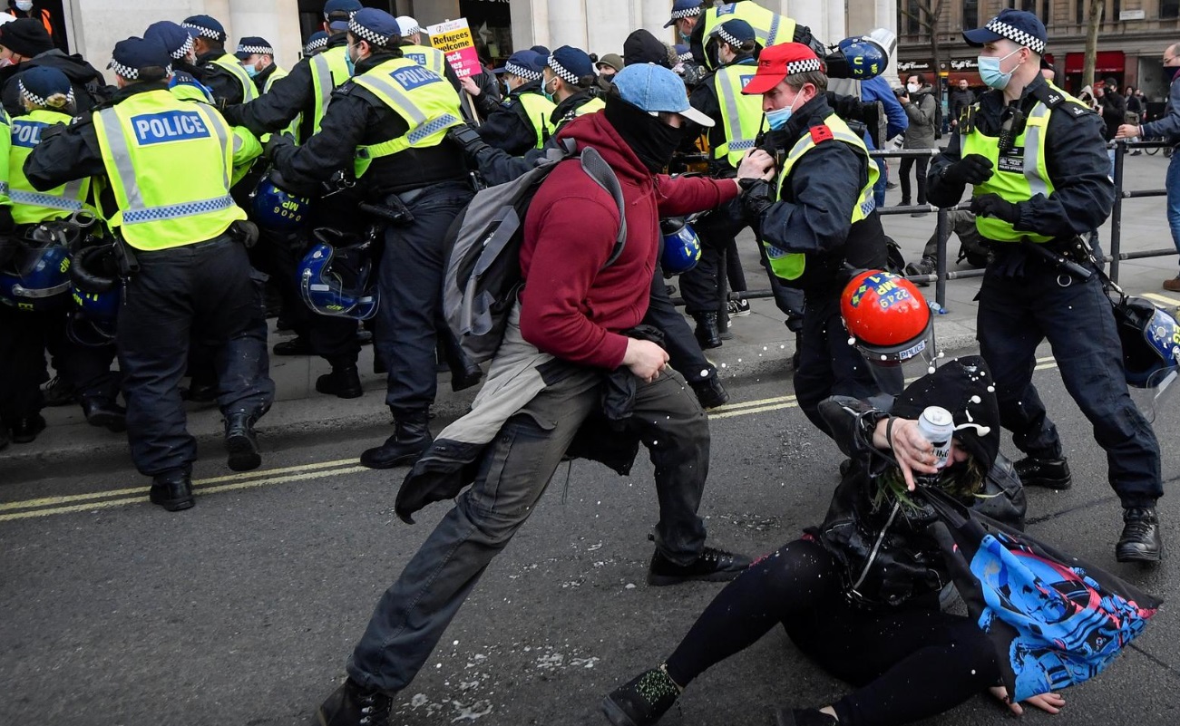 برخورد پلیس لندن با معترضان