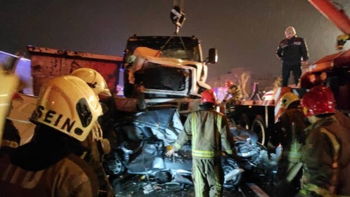 تصادف ١۴ خودرو در بزرگراه شیخ فضل الله/ یک نفر کشته شد