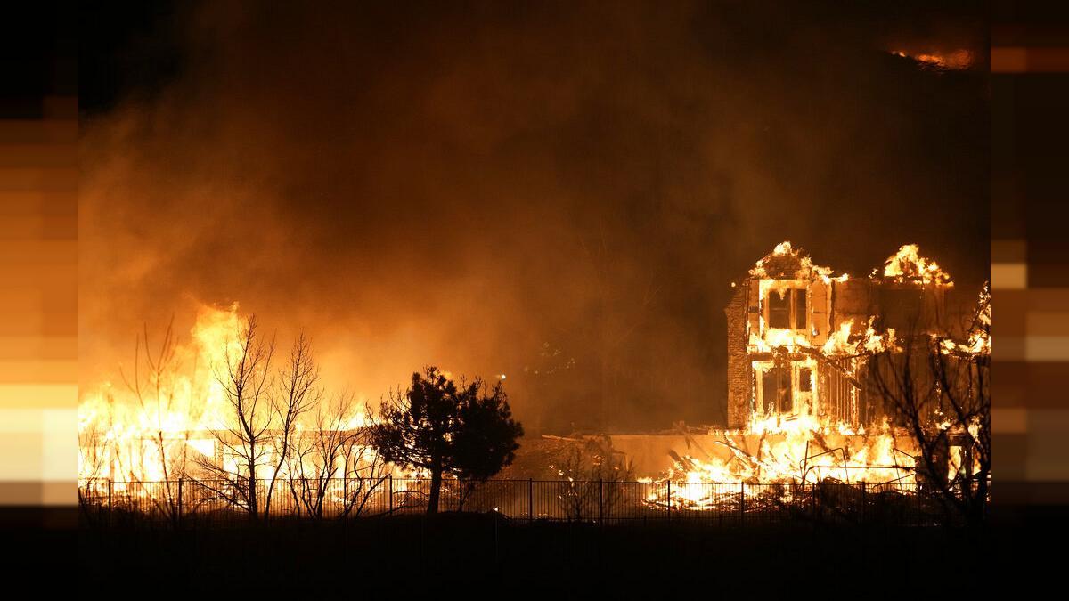 پایان آتش‌سوزی در دنور آمریکا؛ ساکنان با چشمان اشکبار به خانه‌های سوخته بازگشتند (فیلم)