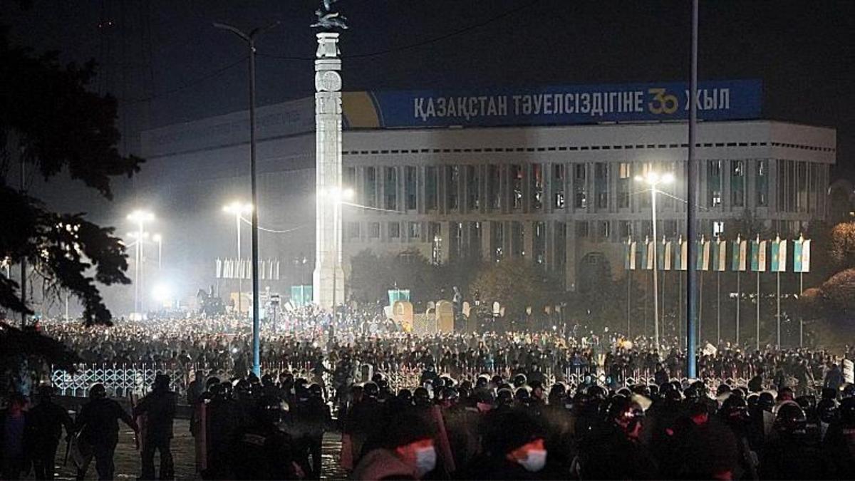 اعتراضات در قزاقستان پس از افزایش قیمت سوخت/ خانه رییس جمهوری به آتش کشیده شد/ چند نفر کشته شدند/ قطع شبکه اینترنت