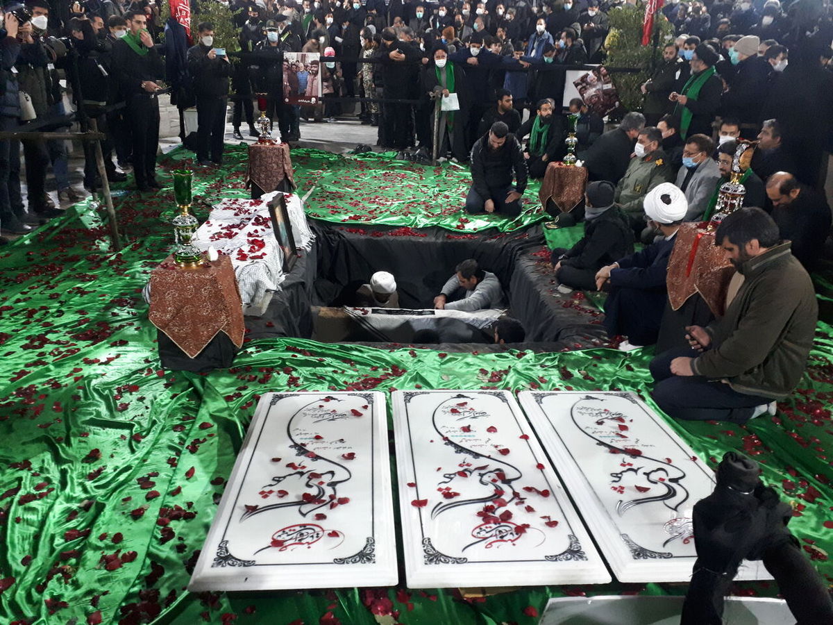 تدفین شهدای گمنام در میدان شهدای مشهد