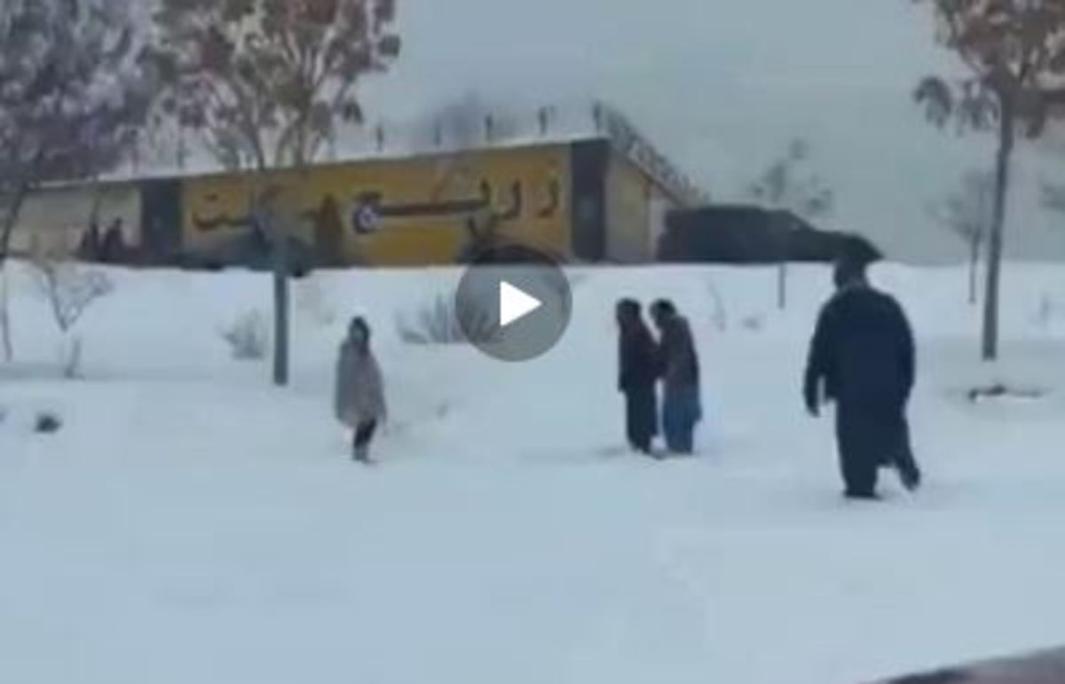بازداشت یک زوج در حال برف بازی از سوی طالبان (فیلم)