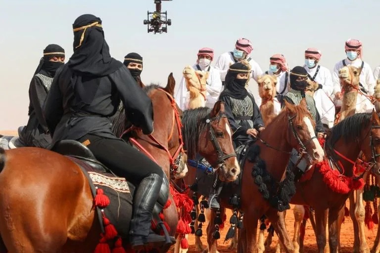 شرکت زنانن در مسابقه شتر سواری