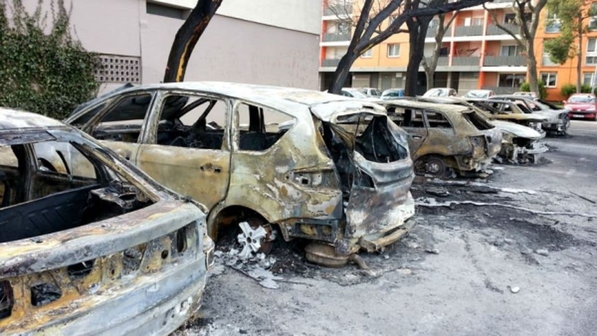 آغاز پر آشوب سال نو در فرانسه/  900 خودرو به آتش کشیده شد (+عکس)
