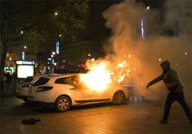 آغاز پر آشوب سال نو در فرانسه/  900 خودرو به آتش کشیده شد
