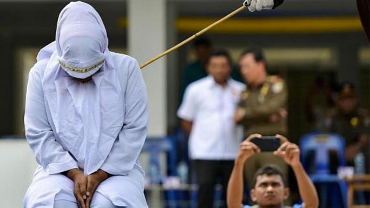 اندونزی/ زنی به جرم زنا با ۱۰۰ ضربه شلاق مجازات شد