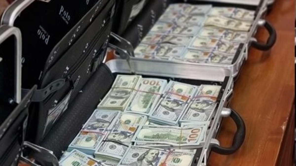 رونمایی از کیف‌های لبریز از رشوه دلار و یورو در دادگاه شهرداری لواسان (+عکس)