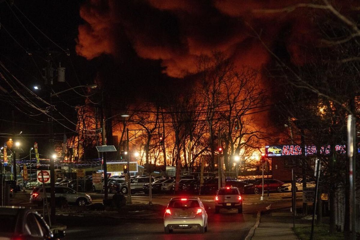 آتش سوزی بزرگ در کارخانه مواد شیمیایی آمریکا