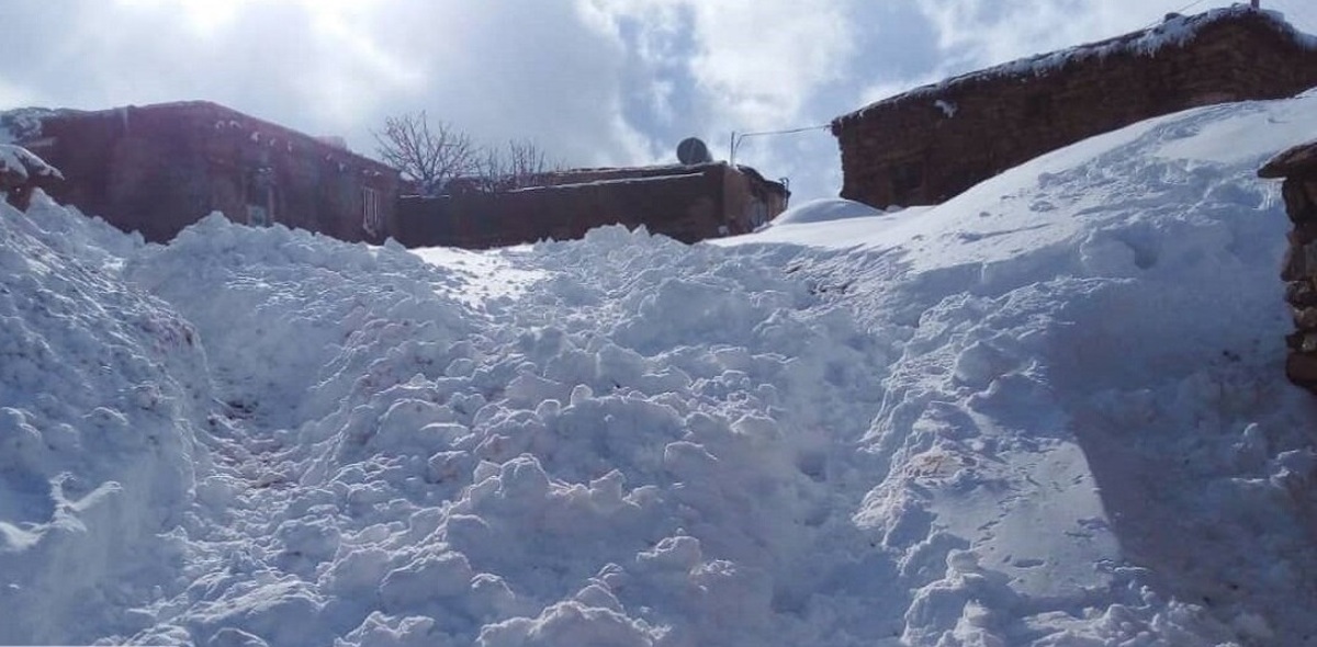 لرستان/ قطع برق ۳۰۰ روستایی الیگودرز بر اثر برف