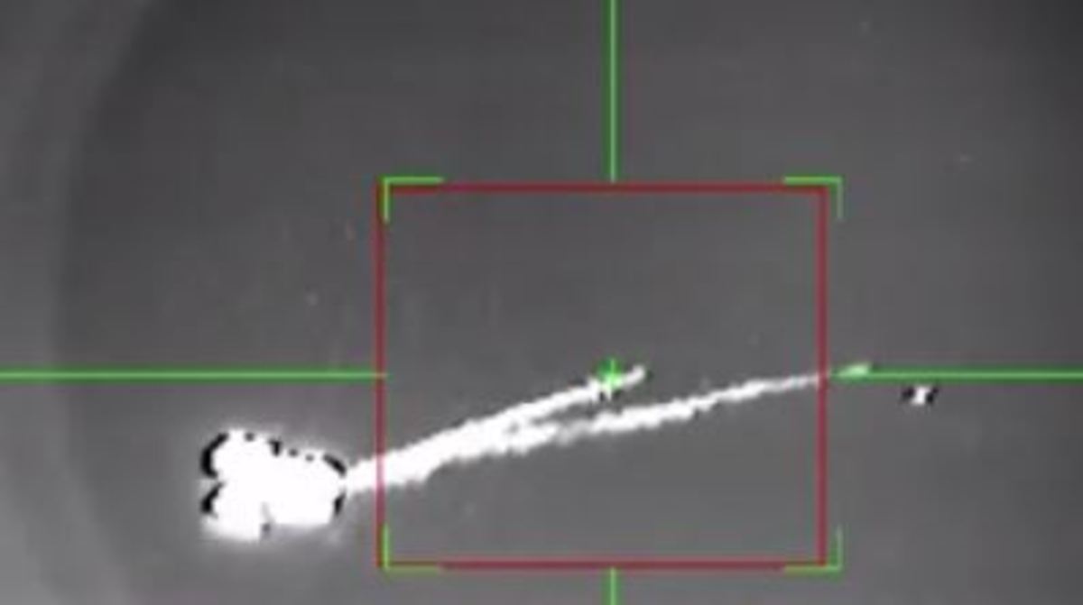 لحظه ساقط کردن پهپاد اماراتی توسط پدافند هوایی یمن (فیلم)