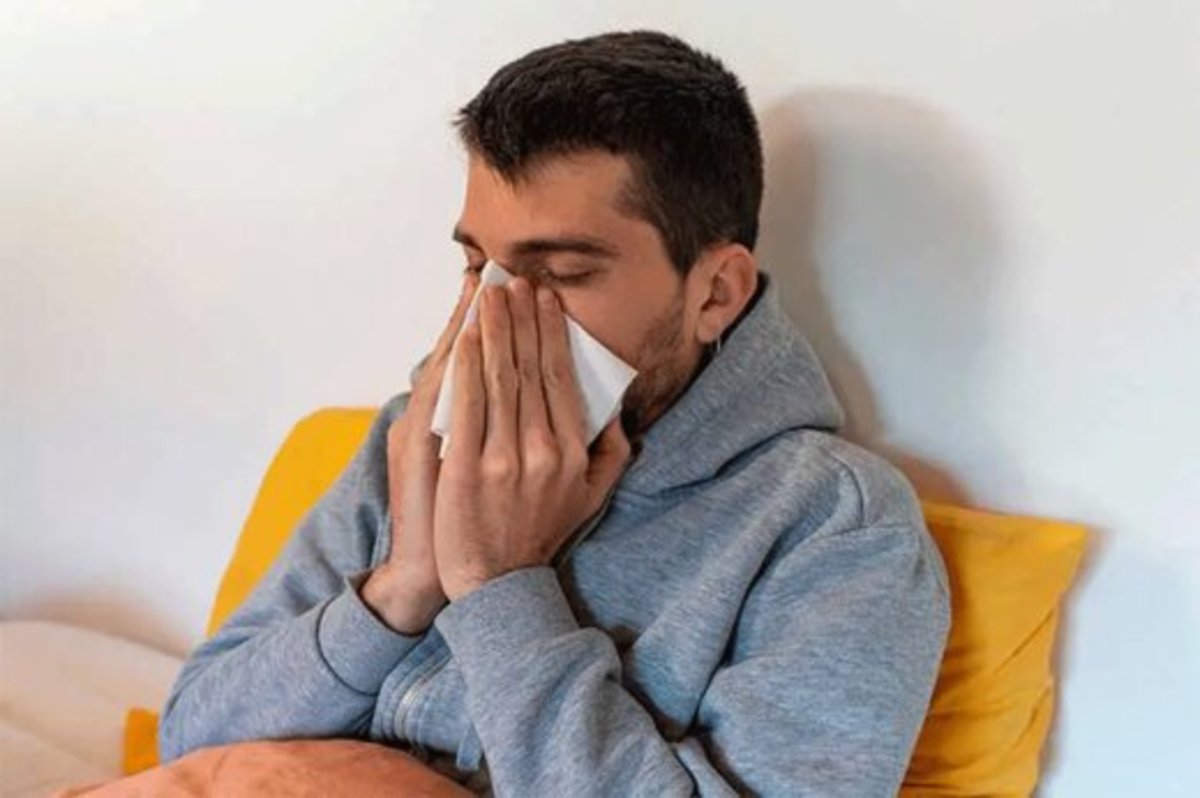 عضو کمیته کرونا: اشخاص با علایم سرماخوردگی ۵ روز در خانه بمانند
