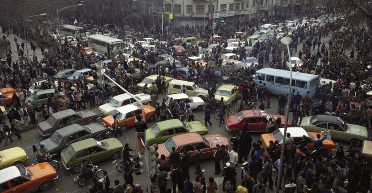 خیابان‌های تهران چند ساعت پس از اعلان خبر خروج شاه از ایران (فیلم)