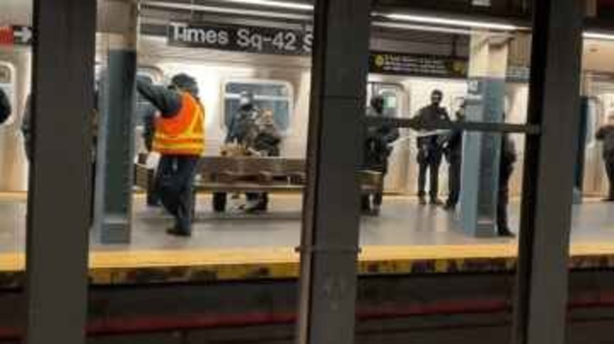 هُل دادن زنی جلوی قطار متروی نیویورک/بازداشت متهم