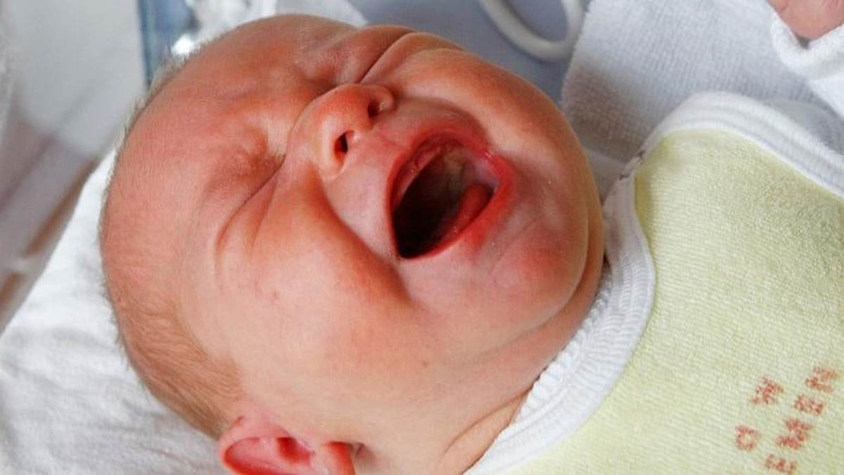 کارزار آگاهی‌بخشی در مورد سندروم «نوزاد لرزان»؛ عواقب تکان دادن نوزاد چیست؟