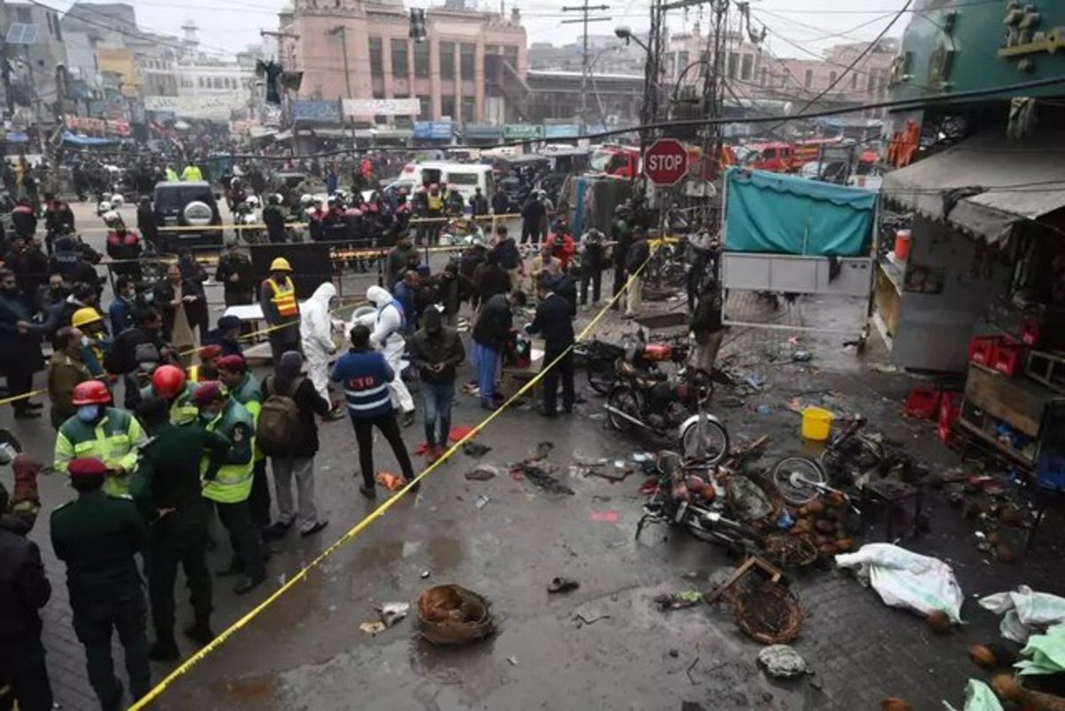 انفجار بمب ساعتی در لاهور پاکستان/ 2 کشته و 22 زخمی