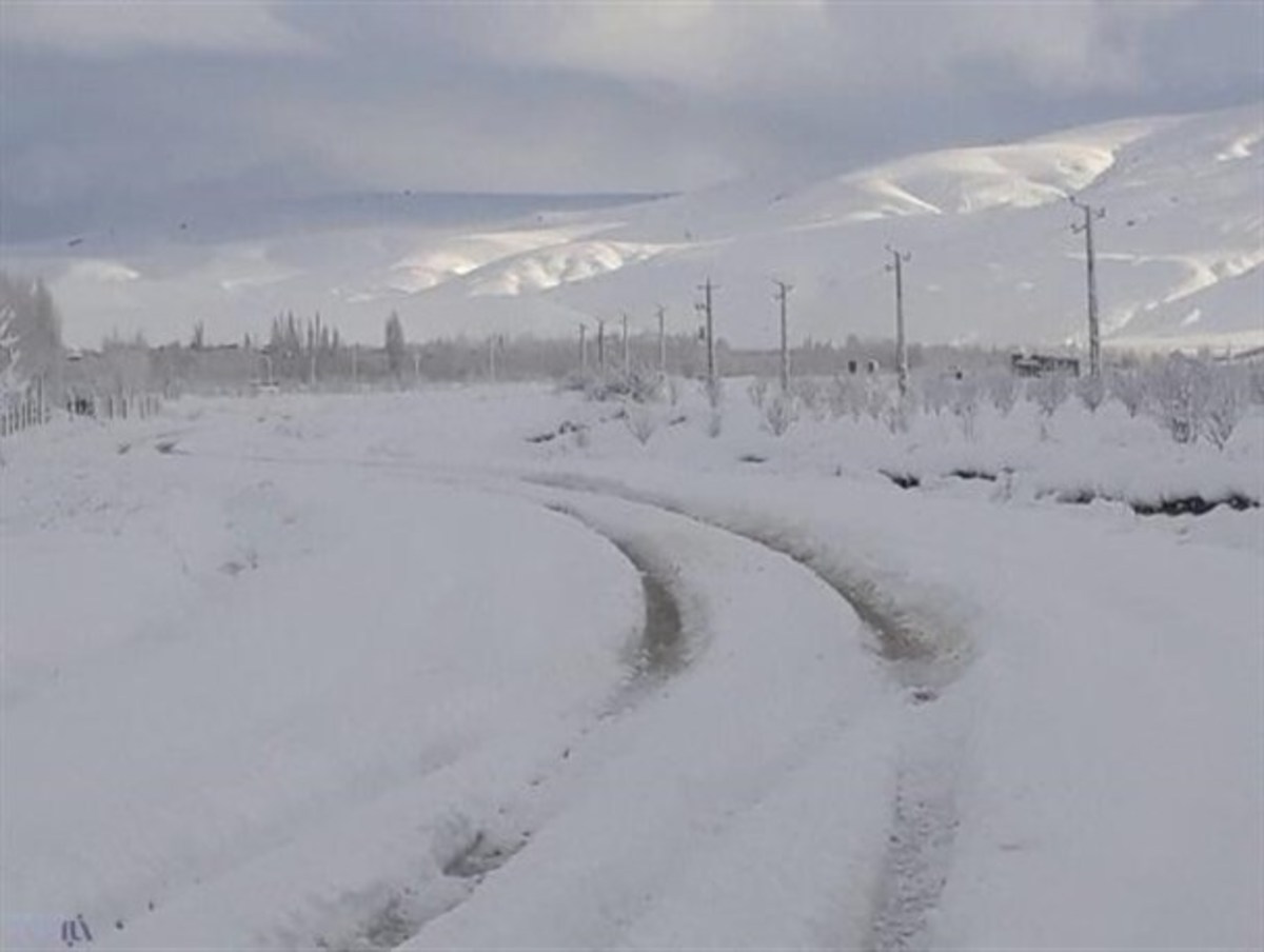 انسداد راه ارتباطی ۹۴۳ روستای لرستان بر اثر بارش برف