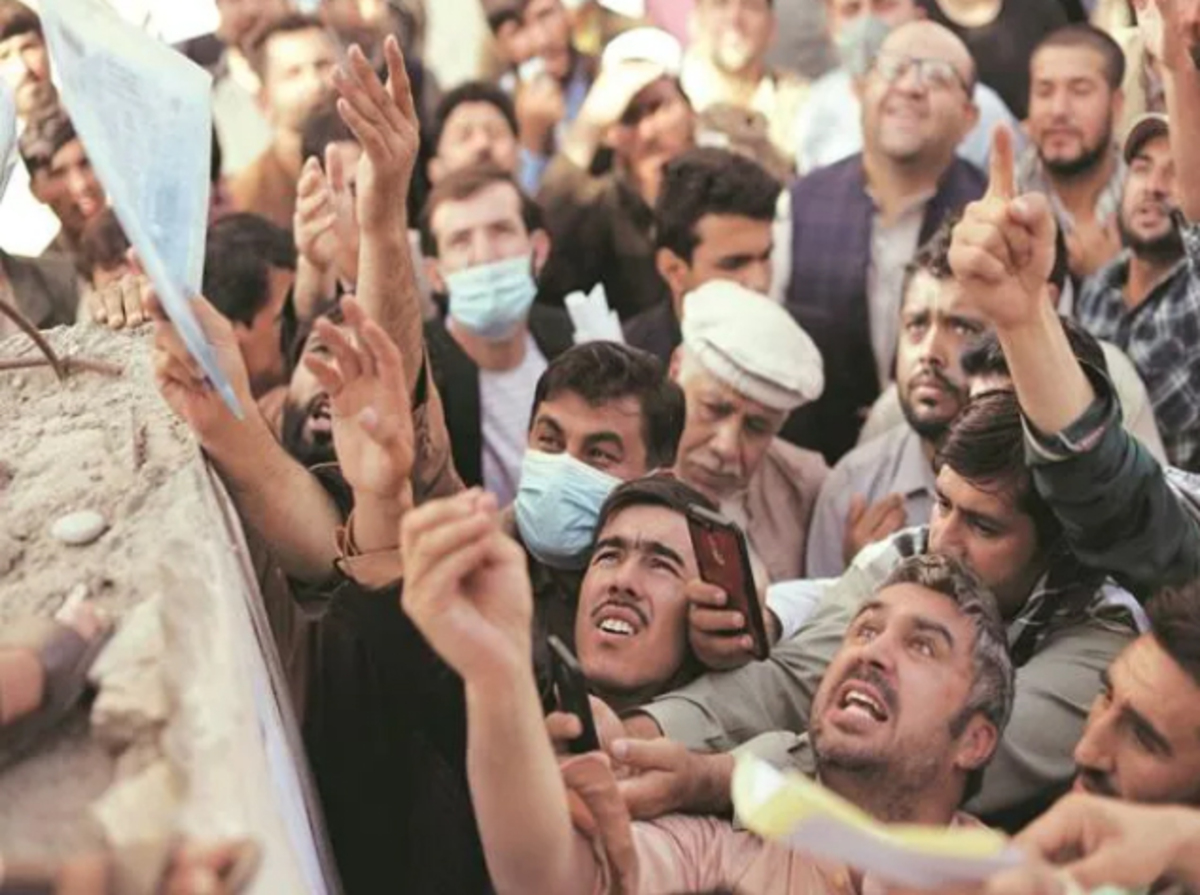 مسافران افغان در پشت مرزهای ایران به درِ بسته 