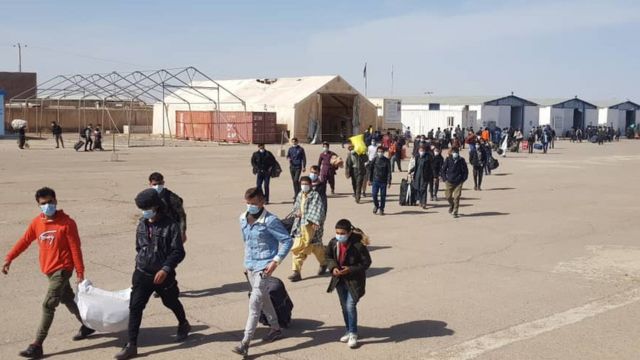 مسافران افغان در پشت مرزهای ایران به درِ بسته 