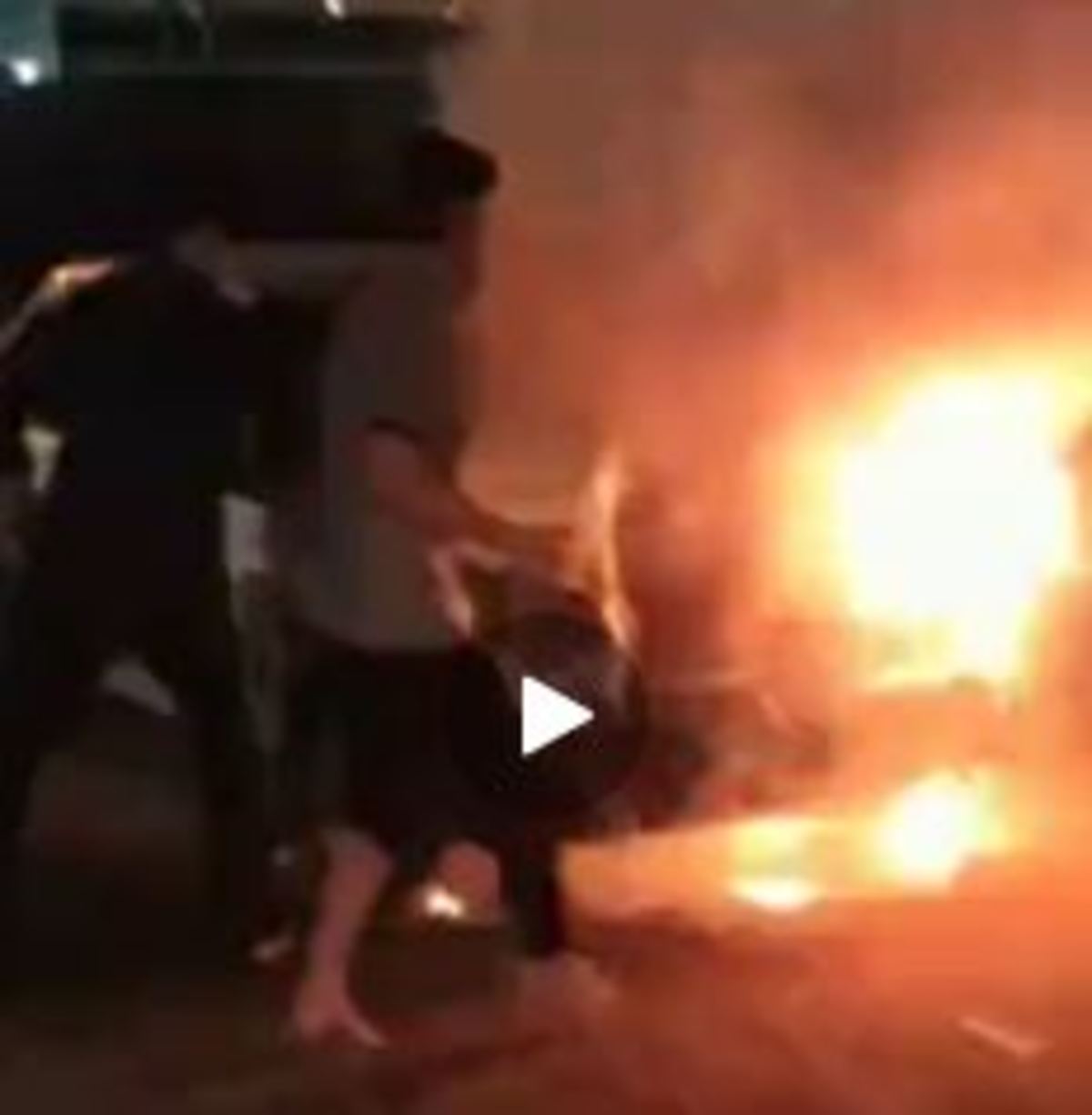آتش زدن خودرو عضو شورای شهر و افشاگر زمین خواری در  امیدیه (فیلم)