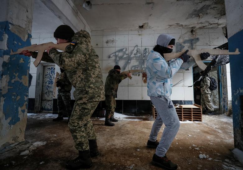 تمرین مردم اوکراین برای مقابله با حمله احتمالی