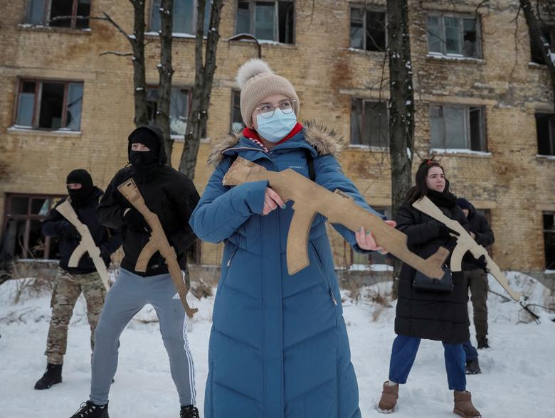 تمرین مردم اوکراین با اسلحه چ.بی
