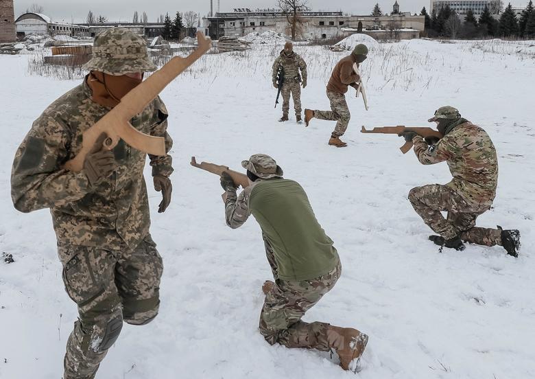آموزش نظامی غیرنظامیان اوکراینی با چوب