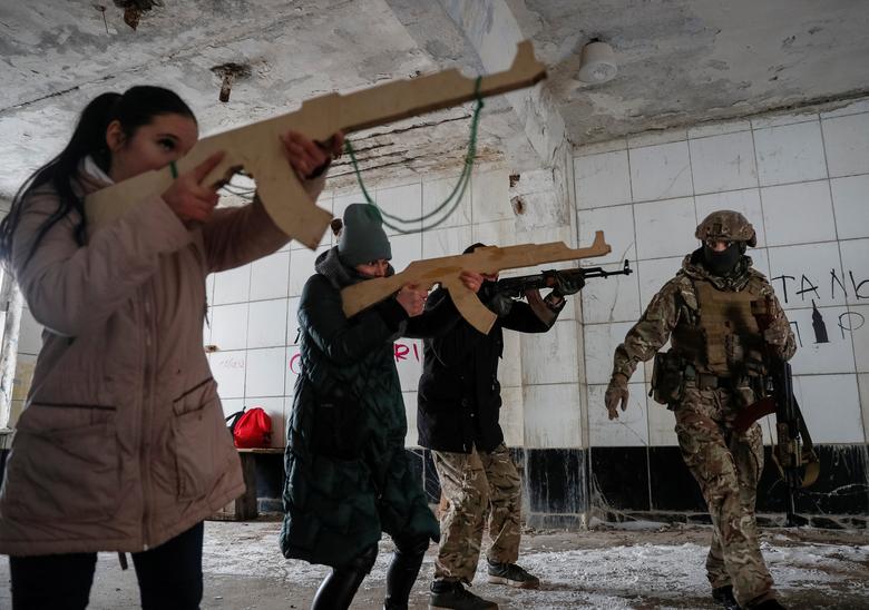 تمرین نظامی غیرنظامیان اوکراین برای مقابله احتمالی با تهاج روسیه