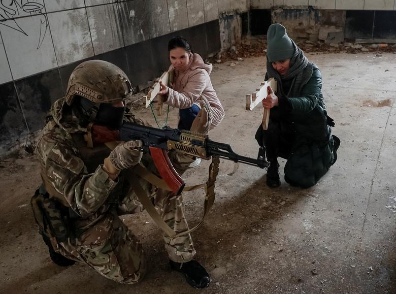 آموزش غیرنظامیان اوکراینی برای مقابله با تجاوز روسیه