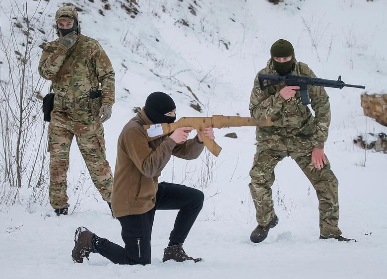 تمرین نظامی غیر نظامیان اوکراین با اسلحه چوبی