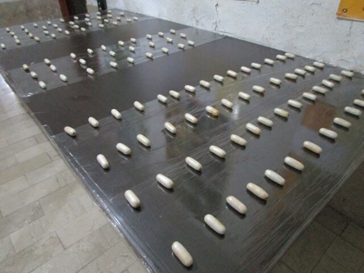 فارس/ ۳ نفر، یک کیلو و ۳۴۰ گرم هروئین را در ۱۲۲ بسته بلعیده بودند