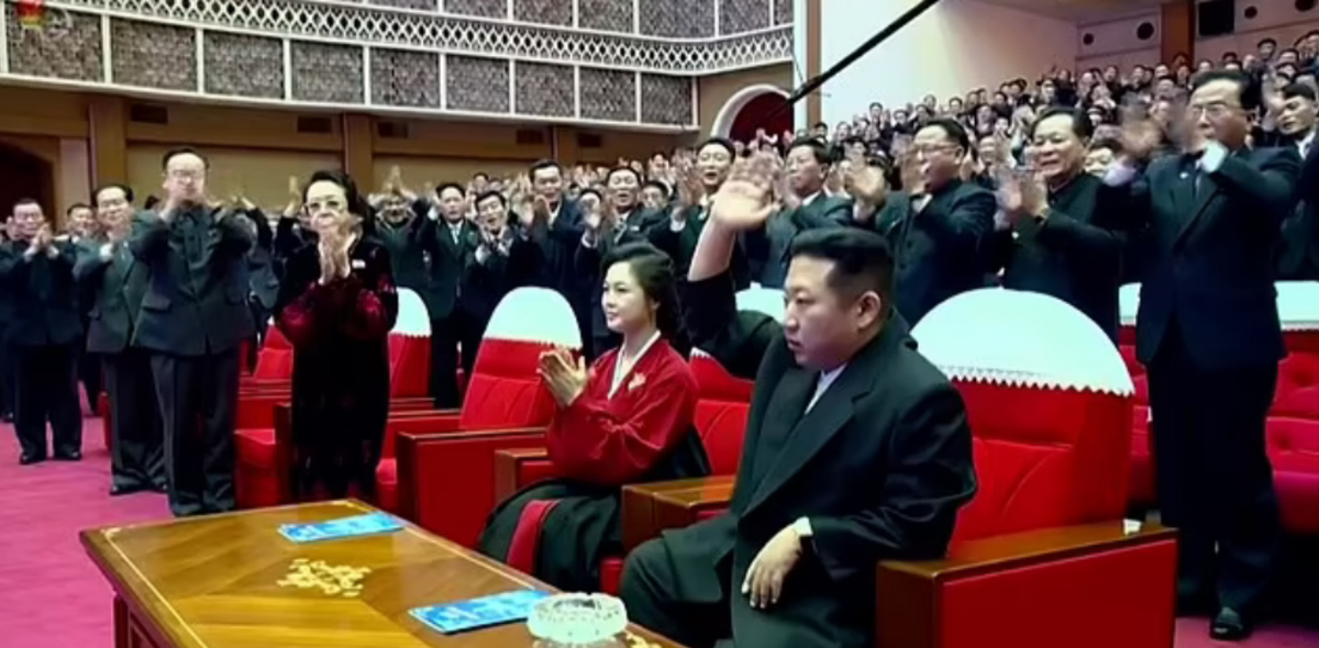 رهبر کره شمالی با همسرش در کنسرت (+عکس)