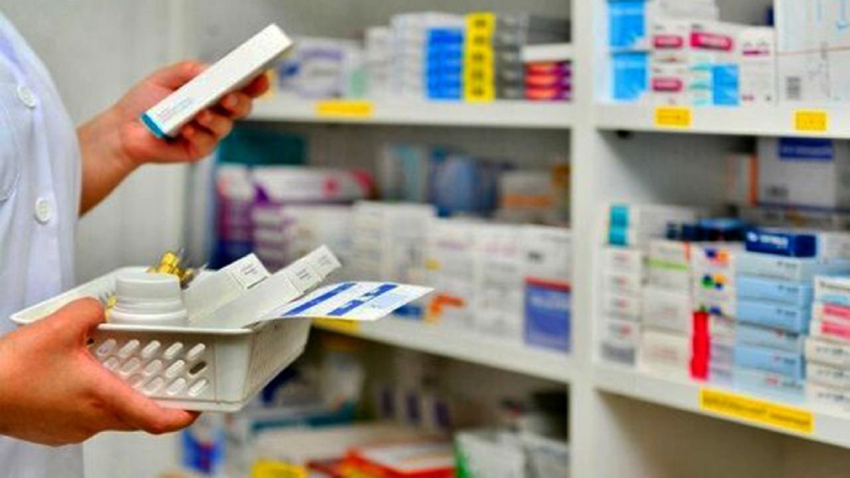 هشدار انجمن داروسازان: بیش از ۱۰۰ قلم دارو در کشور کمیاب است/ احتمال کمبود داروهای تزریقی کرونا در پیک ششم