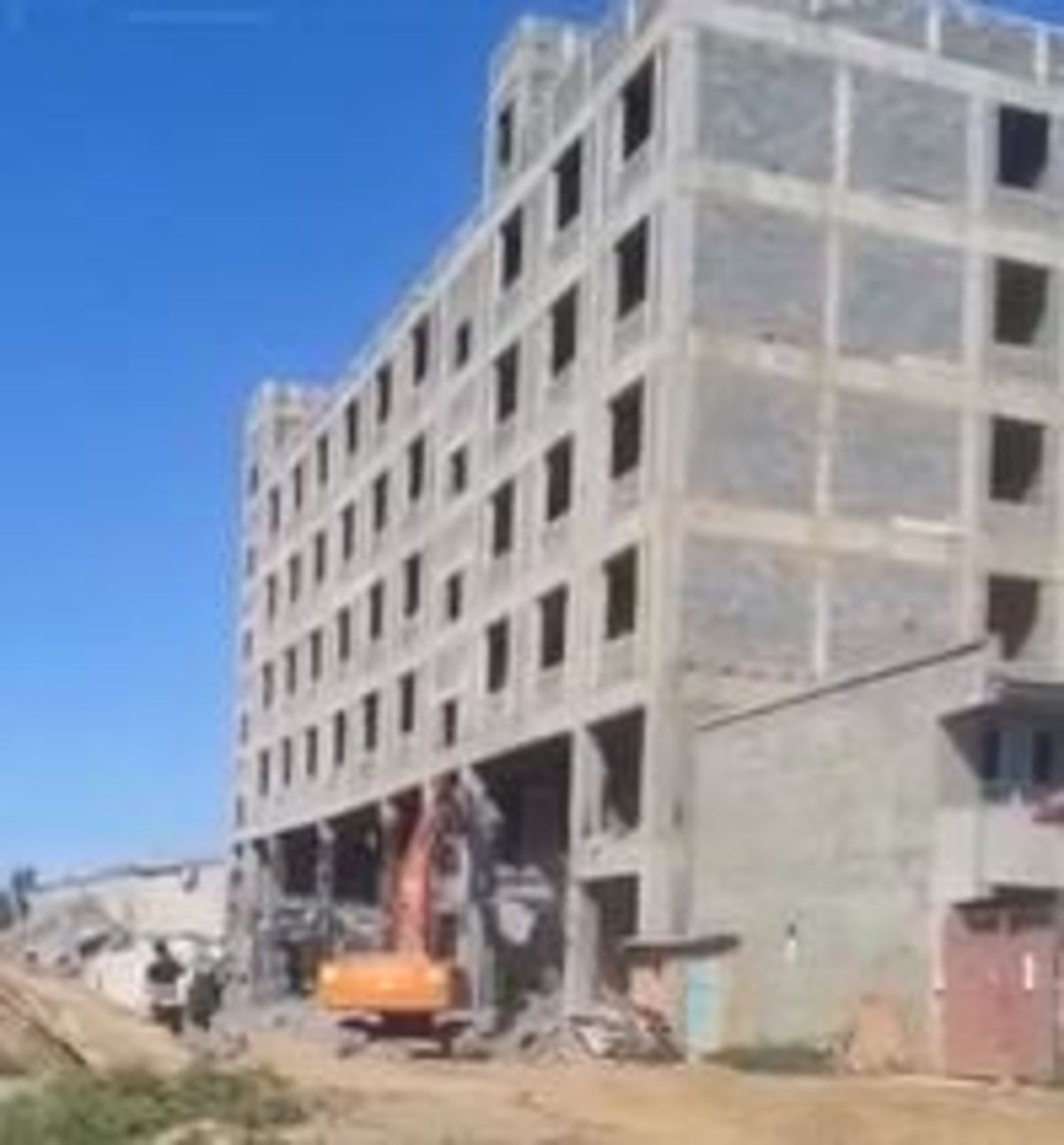 ریزش ساختمان به علت حذف ستون (فیلم)