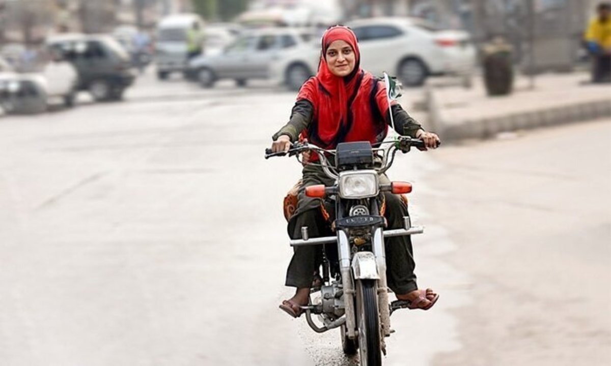 فرمانده انتظامی تهران: چون برای زنان گواهینامه صادر نمی‌شود، موتورسواری‌ زنان ممنوع است/ جزئیات طرح انضباط بخشی موتورسیکلت سواران