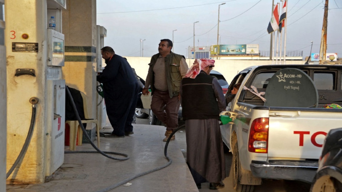 کمبود بنزین در موصل عراق/ صف های شلوغ در برابر پمپ‌های بنزین
