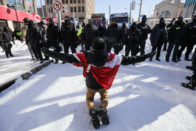 تظاهرات کامیونی کانادا؛ تلاش پلیس برای راندن آخرین معترضان (عکس)