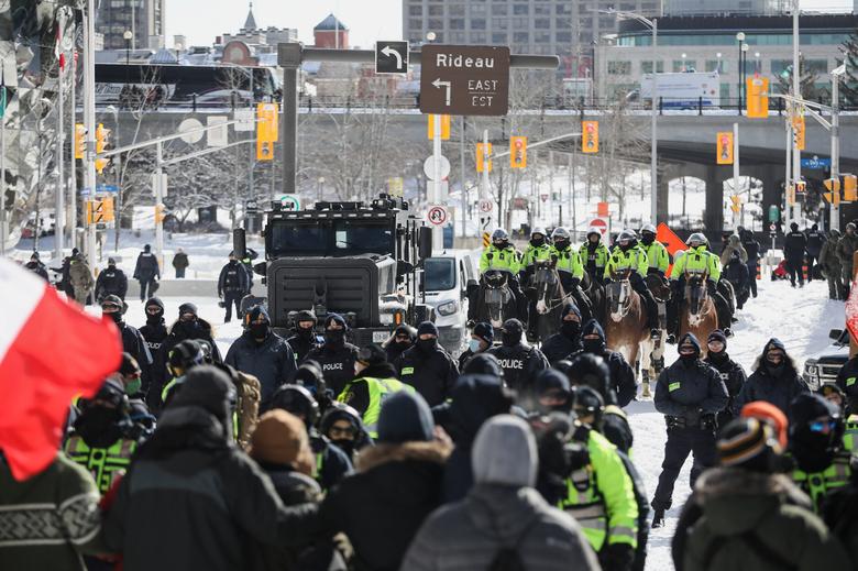 دخالت پلیس سواره نظام کانادا علیه معترضان کانادایی
