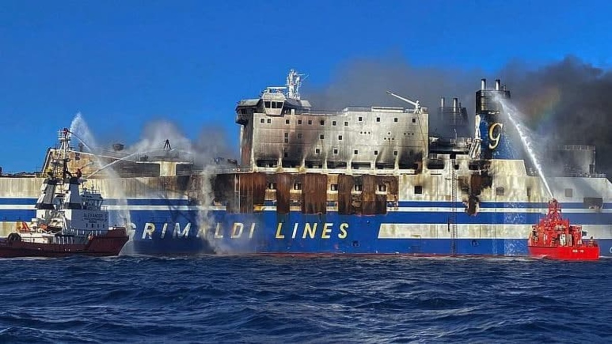 کشتی مسافربری ایتالیایی در آتش سوخت/ 12 مسافر همچنان مفقودند