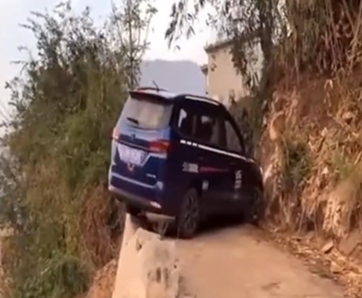 دور زدن نفس گیر راننده در جاده باریک از لبه پرتگاه (فیلم)