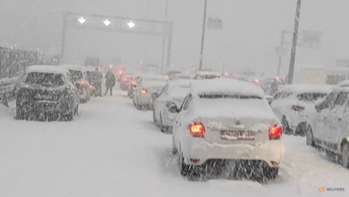 ترکبه/ منع تردد خودروهای شخصی در پی برف و بوران شدید در استانبول