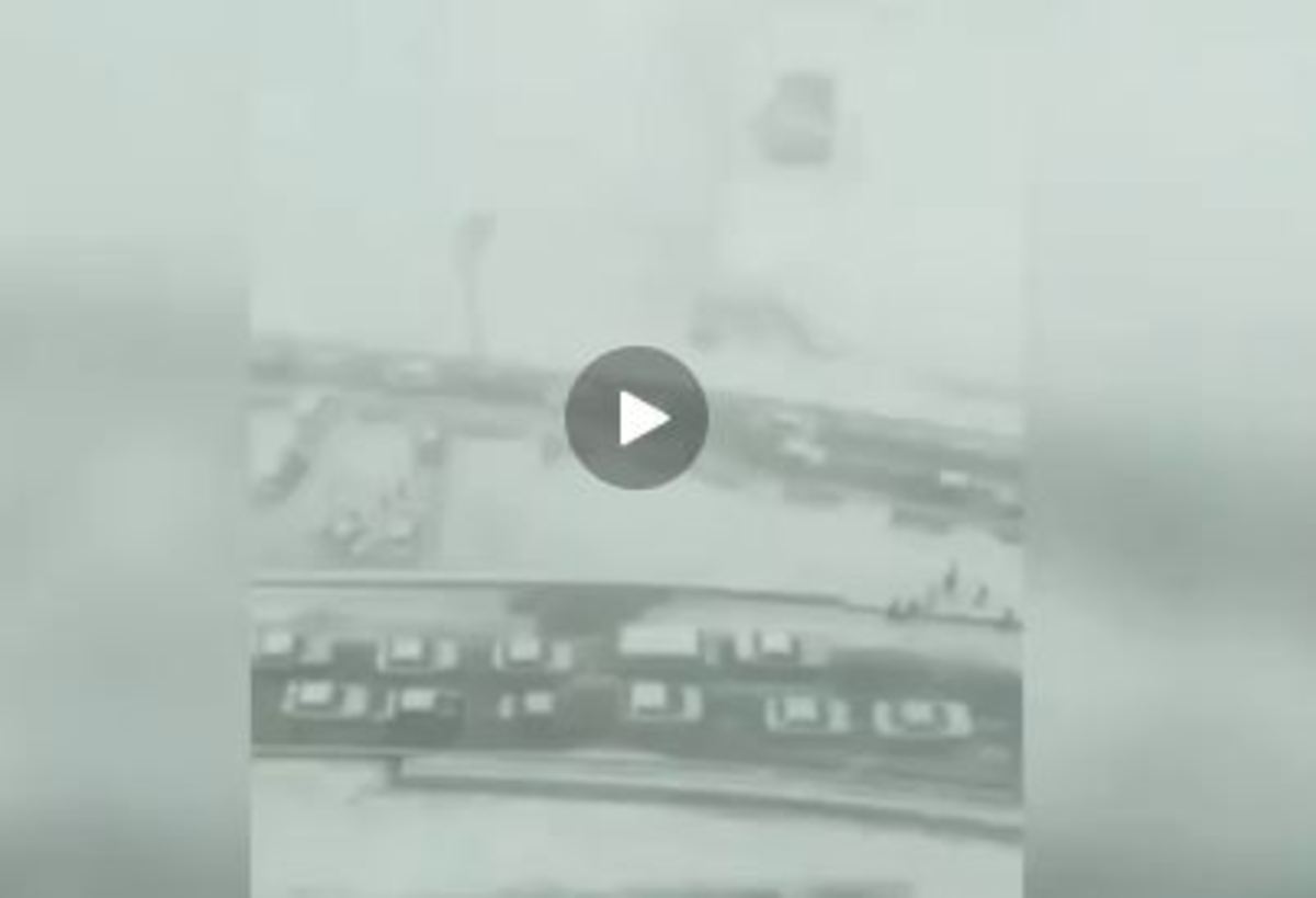 برف خیابان‌های پردیس تهران را قفل کرد (فیلم)