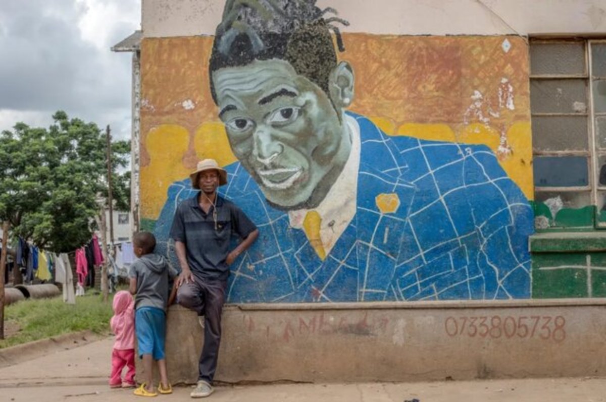 یک هنرمند در «زیمبابوه» با تصاویر قهرمانان دیوارهای زشت شهر را می پوشاند