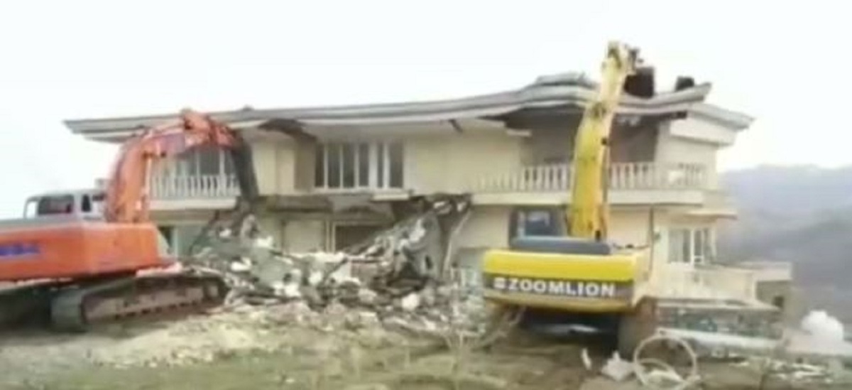 تخریب ویلا ۳ طبقه با هزار و ۲۰۰ متر بنا (فیلم)
