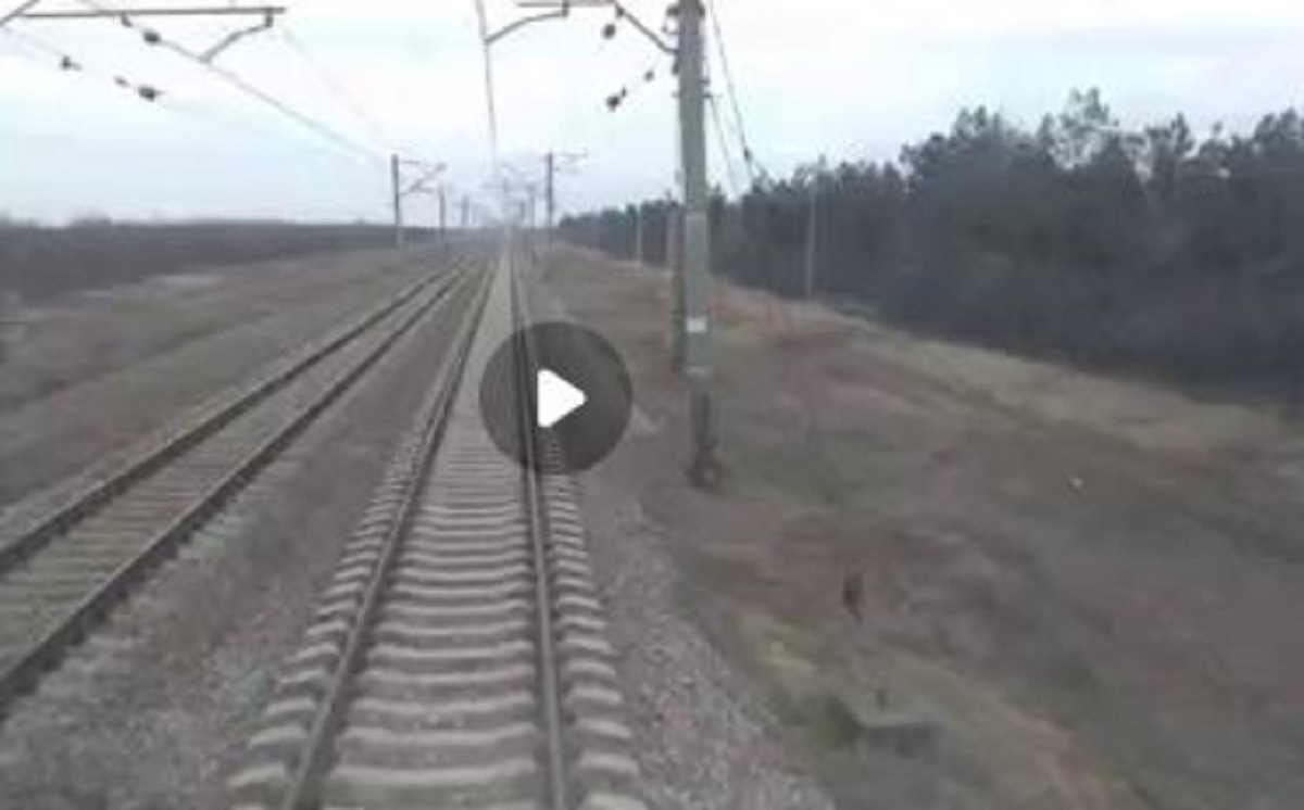 ترمز اضطراری قطار اوکراینی مقابل کاروان تانک‌های روسیه (فیلم)